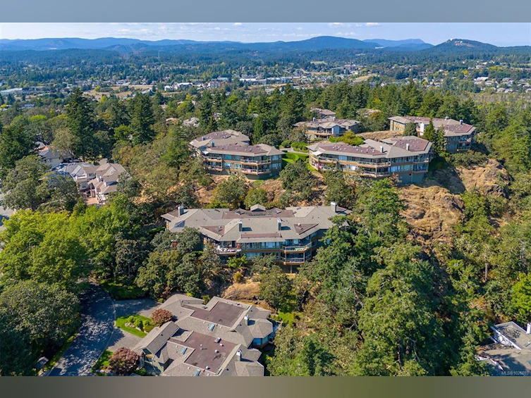 4-910 Maltwood Terrace, Saanich, BC, V8X 5G8 - 3