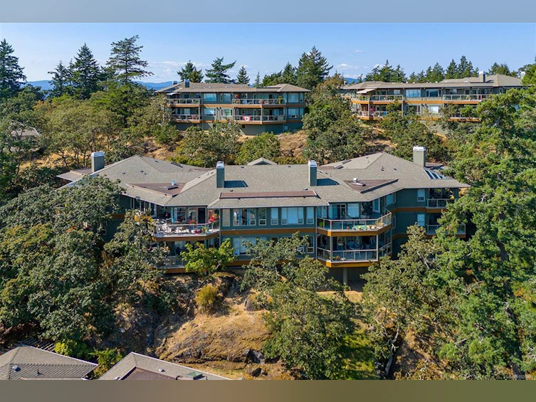 4-910 Maltwood Terrace, Saanich, BC, V8X 5G8 - 4