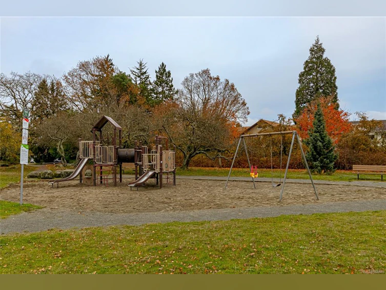2320 Hazelton Place, Saanich, BC, V8N 5C3 - 49