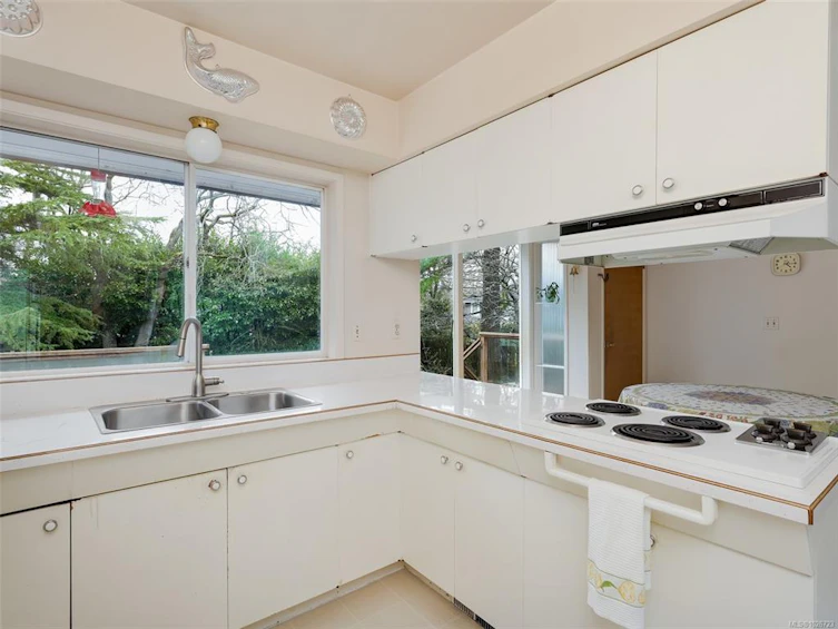 2086 Avondale Road, Oak Bay, BC, V8P 1V4 - 8
