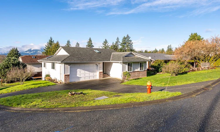 398 Panorama Crescent