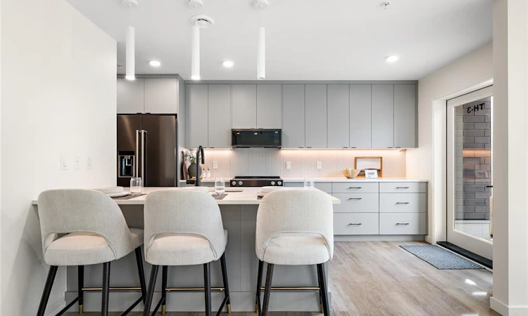 TH3-1102 Esquimalt Road