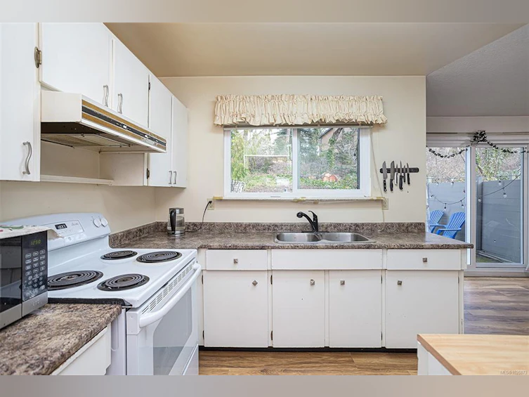 590 Carnation Place, Saanich, BC, V8Z 6G5 - 17