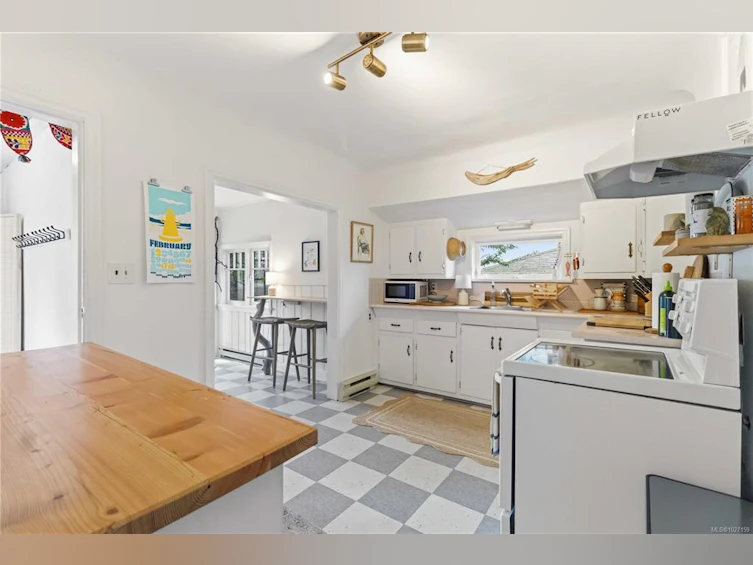 833 Leslie Drive, Saanich, BC, V8X 2Y3 - 13