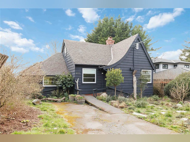 833 Leslie Drive, Saanich, BC, V8X 2Y3 - 2