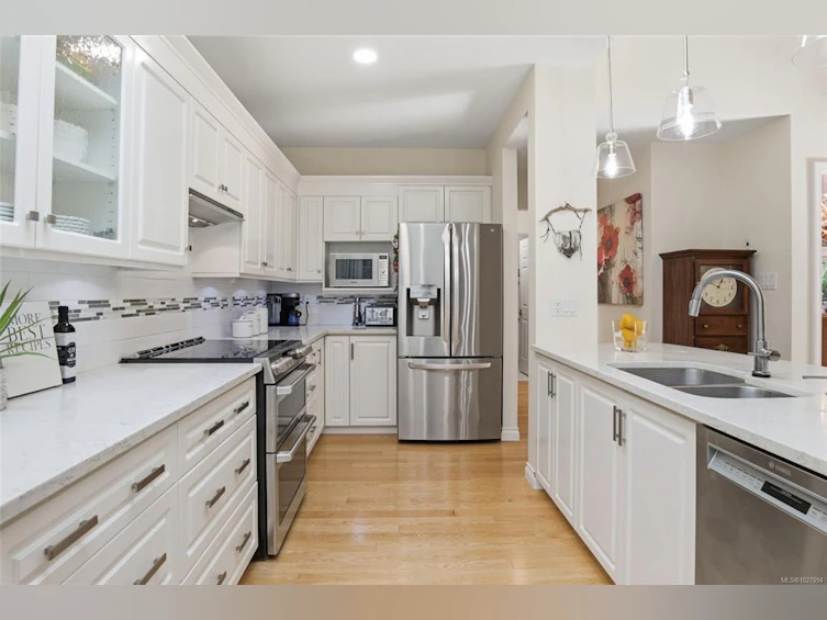 802 Lakes Boulevard, French Creek, BC, V9P 2P8 - 10