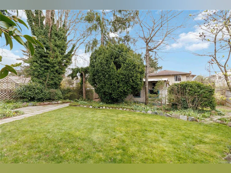999 Darwin Avenue, Saanich, BC, V8X 2X8 - 15