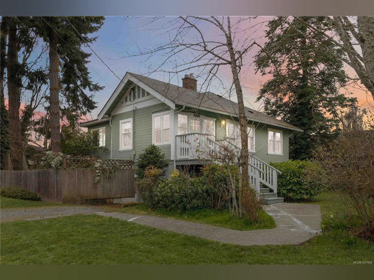 999 Darwin Avenue, Saanich, BC, V8X 2X8 - 2