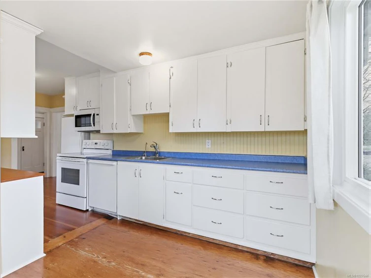 999 Darwin Avenue, Saanich, BC, V8X 2X8 - 8