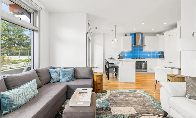 107-916 Lyall Street