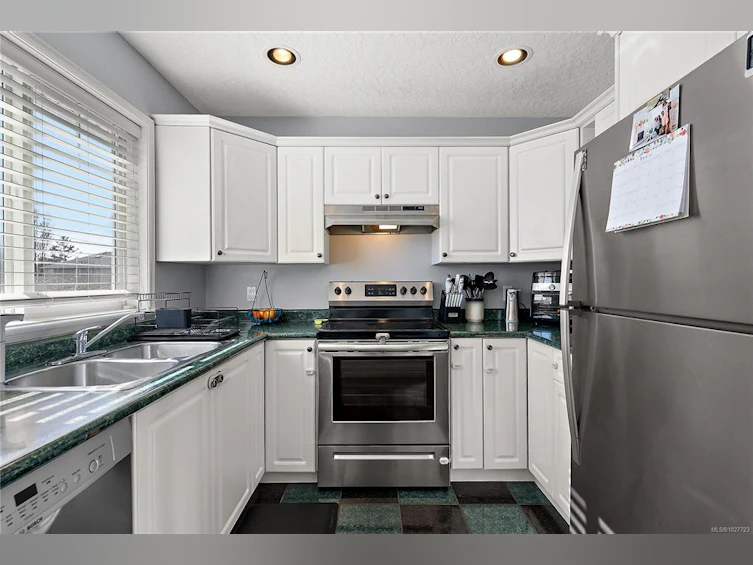 2124 W James White Boulevard, Sidney, BC, V8L 1Z2 - 3