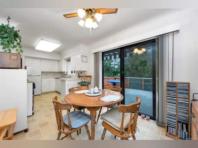 3850 S Raymond Street, Saanich, BC, V8Z 4K3 - 4