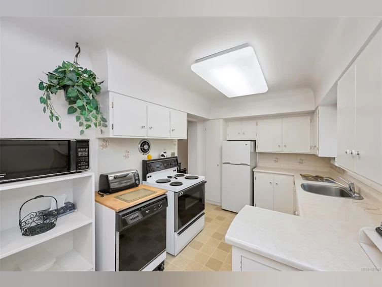 3850 S Raymond Street, Saanich, BC, V8Z 4K3 - 3