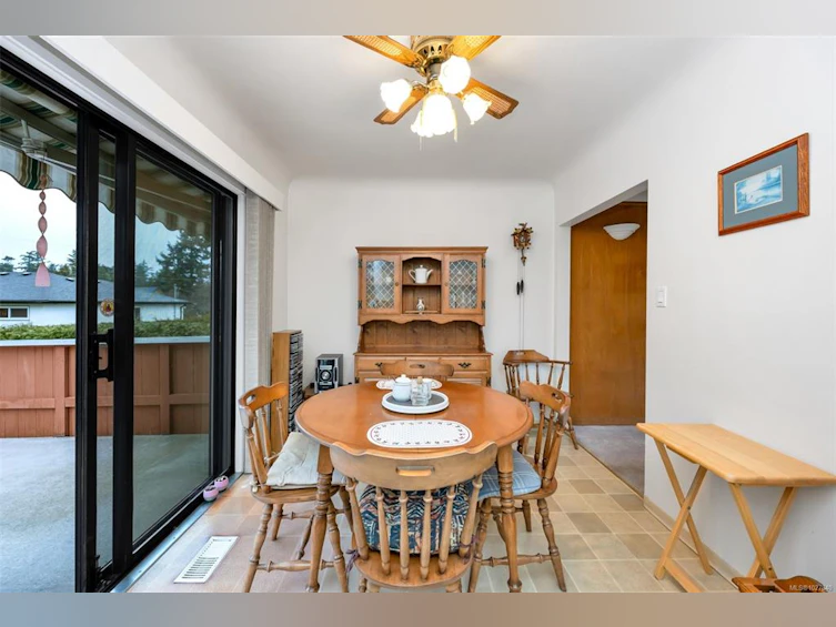3850 S Raymond Street, Saanich, BC, V8Z 4K3 - 6
