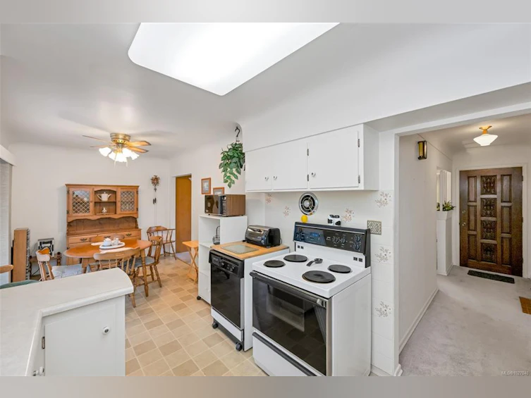3850 S Raymond Street, Saanich, BC, V8Z 4K3 - 5