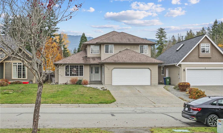5575 E Woodland Crescent