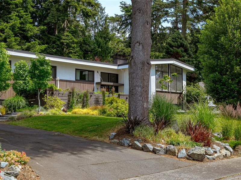 905 Deal Street, Oak Bay BC V8S 5G4