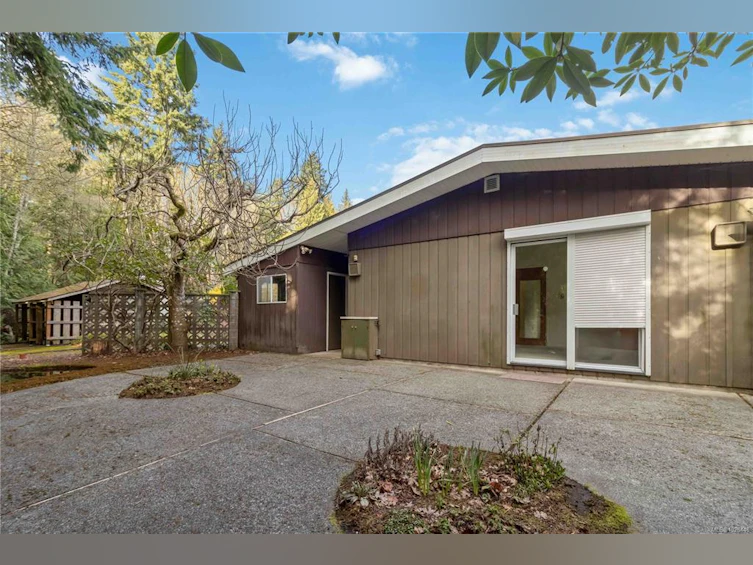 5151 Beckton Road, Saanich, BC, V8Y 2C2 - 30