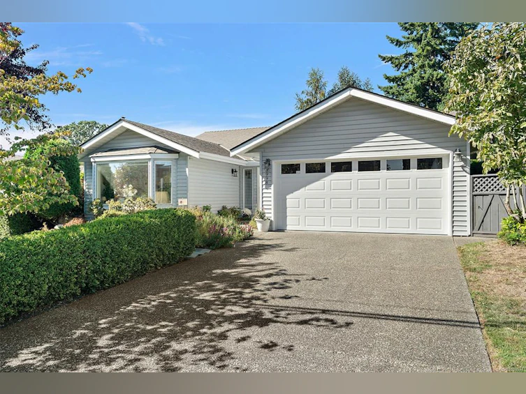 3998 Cedar Hill Road, Saanich, BC, V8N 3C1 - 3
