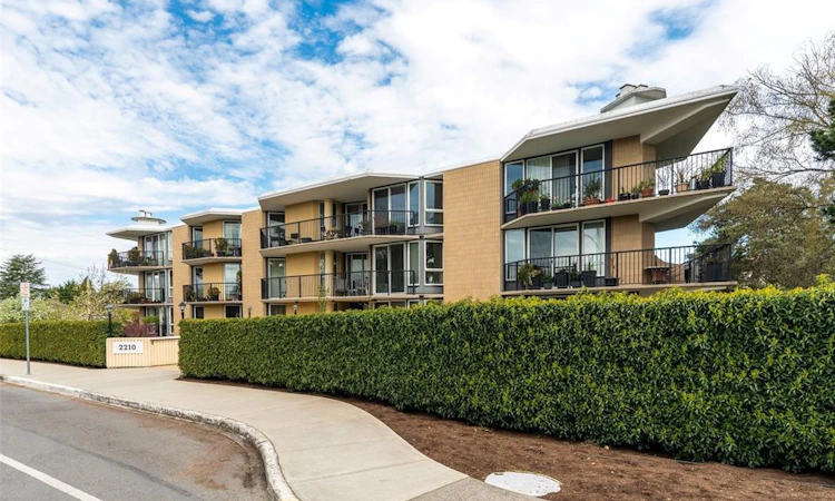 401-2210 Cadboro Bay Road