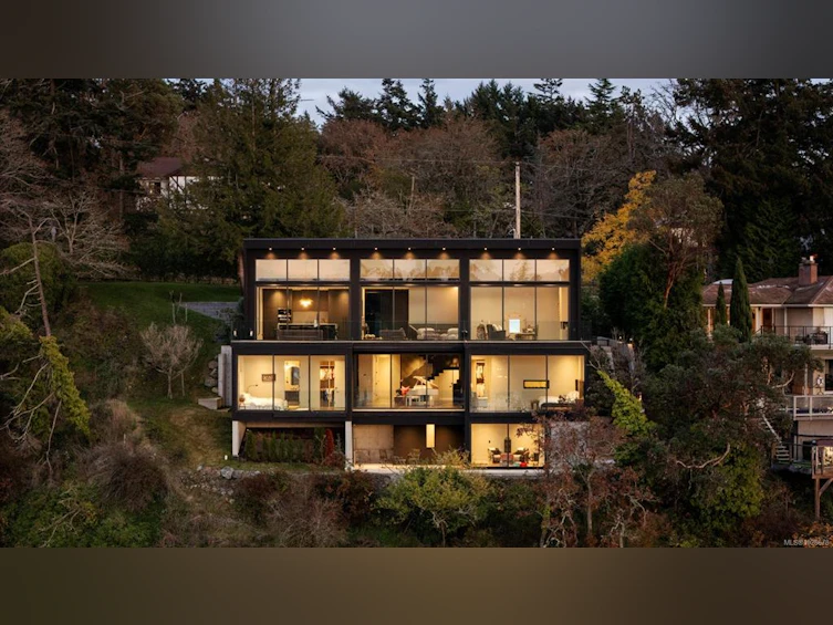 2701 Sea View Road, Saanich, BC, V8N 1K7 - 3