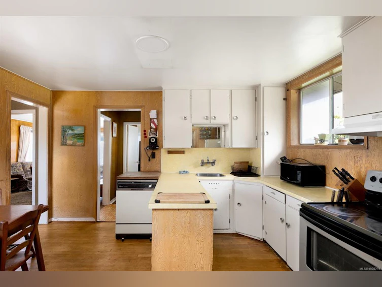 5015 Cordova Bay Road, Saanich, BC, V8Y 2K1 - 6
