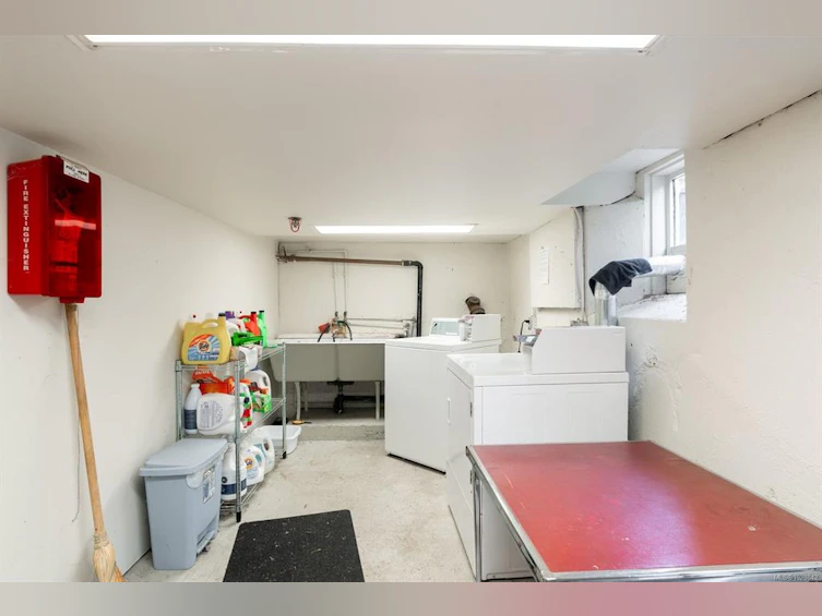 1270 Yates Street, Victoria, BC, V8V 3N3 - 53