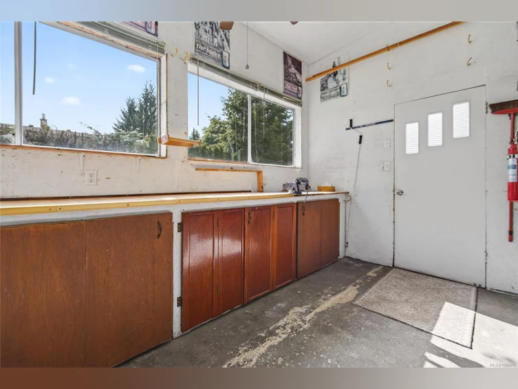 2619 Ulverston Avenue, Cumberland, BC, V0R 1S0 - 25