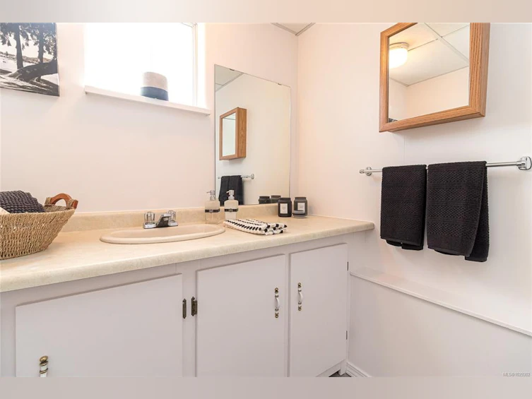 10015 Simkin Place, Sidney, BC, V8L 3N5 - 19
