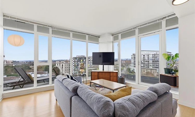 803-379 Tyee Road