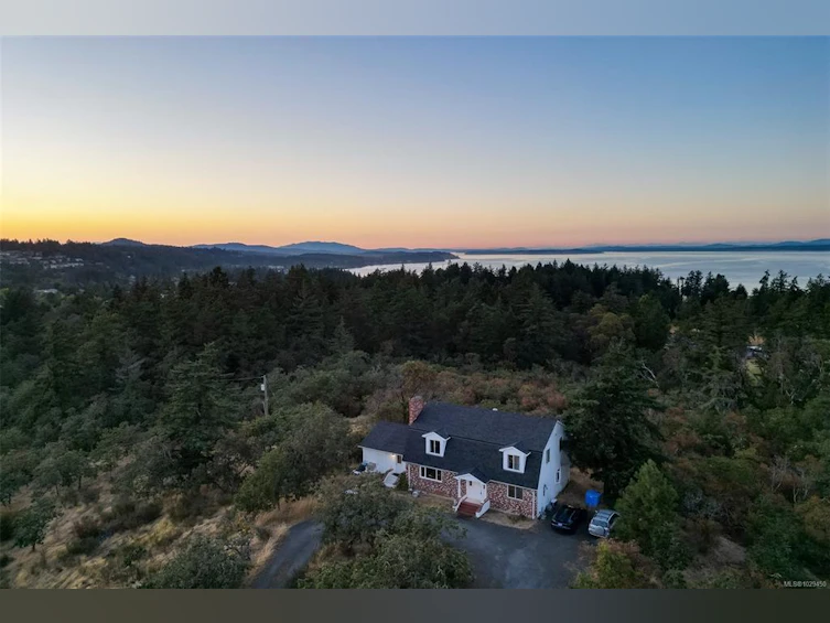 4589 Blenkinsop Road, Saanich, BC, V8X 2C7