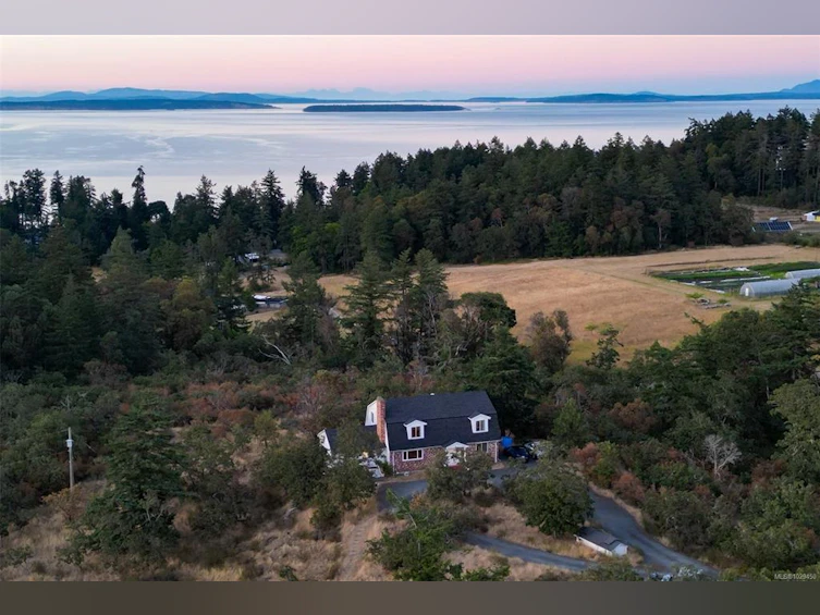 4589 Blenkinsop Road, Saanich, BC, V8X 2C7 - 2