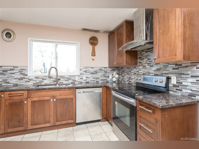 4589 Blenkinsop Road, Saanich, BC, V8X 2C7 - 12
