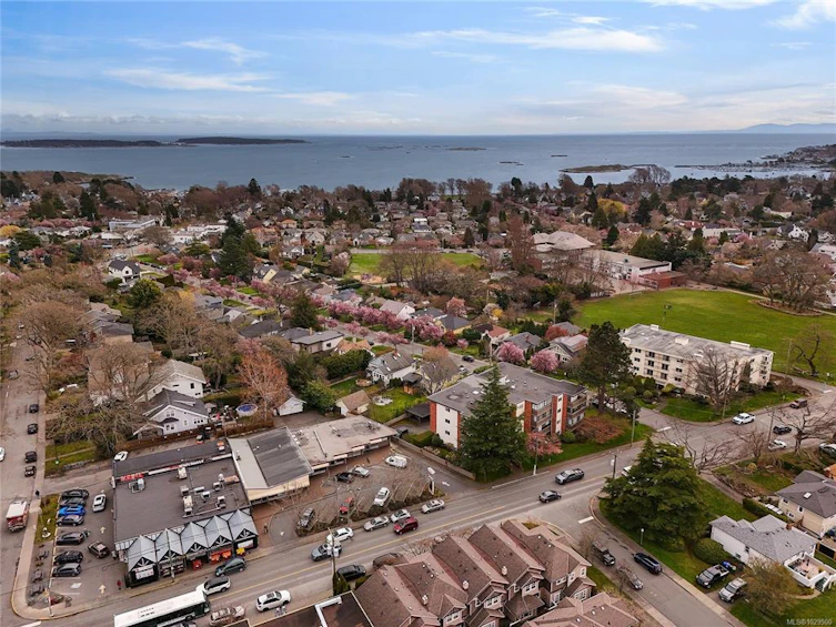 401-2535 Cadboro Bay Road, Oak Bay, BC, V8R 5J1 - 40