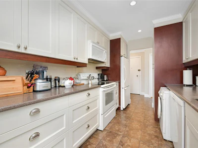401-2535 Cadboro Bay Road - 5