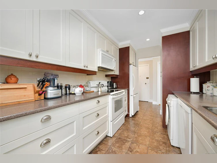 401-2535 Cadboro Bay Road, Oak Bay, BC, V8R 5J1 - 5