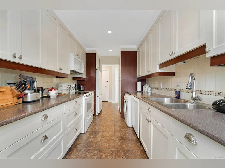 401-2535 Cadboro Bay Road, Oak Bay, BC, V8R 5J1 - 8