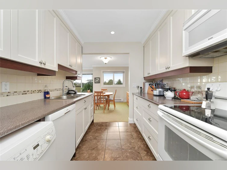 401-2535 Cadboro Bay Road, Oak Bay, BC, V8R 5J1 - 6