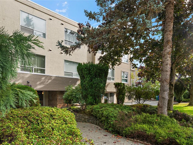 206 - 9919 Fourth Street, Sidney BC V8L 2Z6