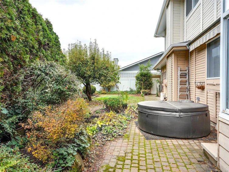 1010 Scottswood Lane, Saanich, BC, V8Y 2Y2 - 24