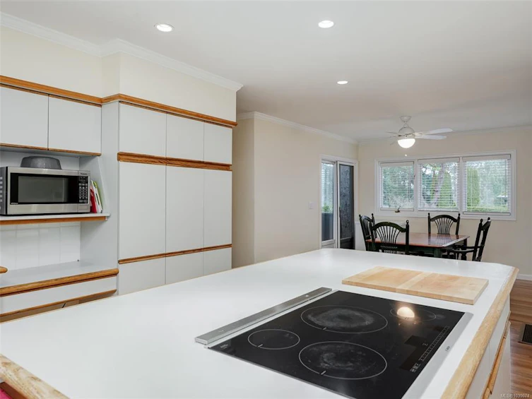 3914 Gibson Court, Saanich, BC, V8N 6E2 - 12