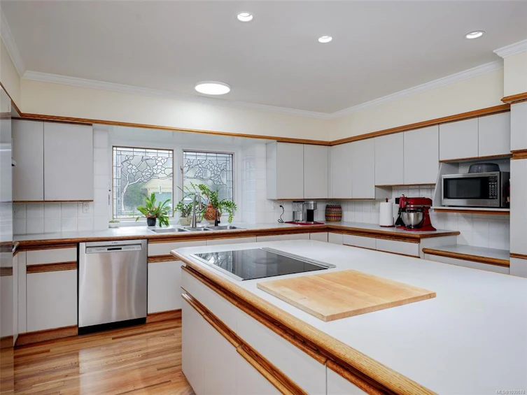 3914 Gibson Court, Saanich, BC, V8N 6E2 - 11