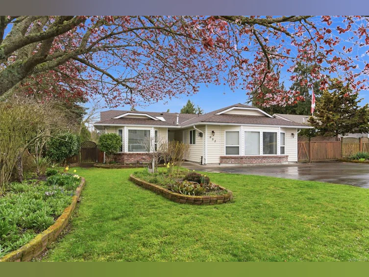 652 Ermineskin Avenue, Parksville, BC, V9P 1G2