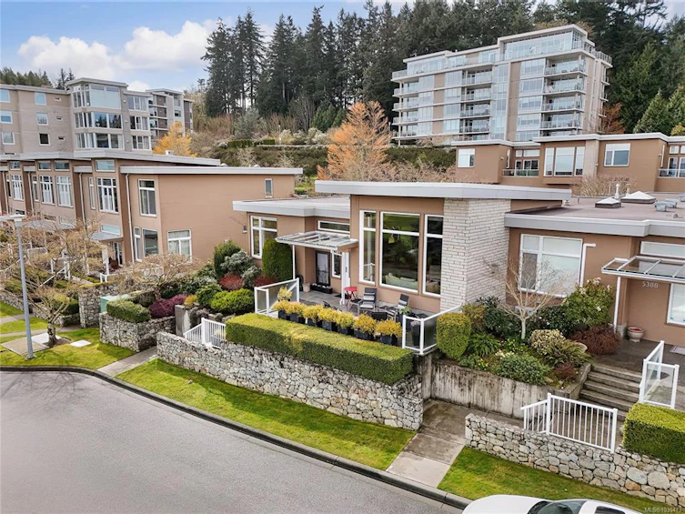 5384 Sayward Hill Crescent, Saanich, BC, V8Y 3H8 - 2