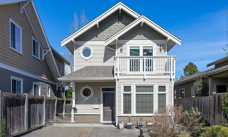 2328 Oakville Avenue