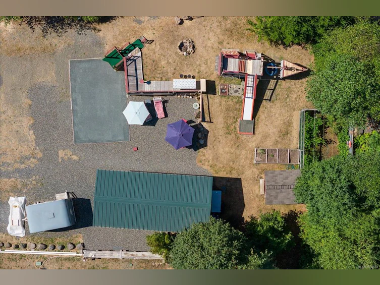 6593 Country Road, Union Bay, BC, V0W 1W0 - 12