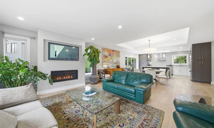 910 Foul Bay Road