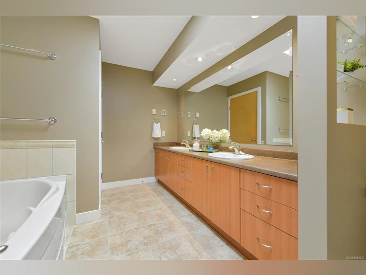 5392 Sayward Hill Crescent, Saanich, BC, V8Y 3H8 - 38
