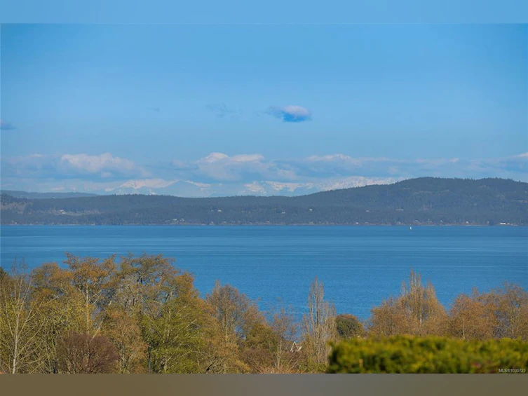 5392 Sayward Hill Crescent, Saanich, BC, V8Y 3H8 - 3