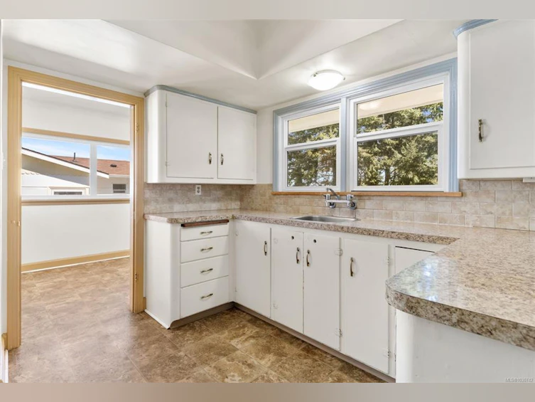 215 Suzanne Place, View Royal, BC, V9B 1P2 - 11